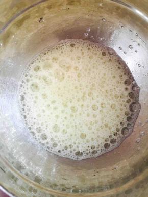 蛋白放入一个无油无水的容器中打发，加入几滴柠檬汁，蛋白用糖分三次加入，第一次～打至鱼眼泡时加入