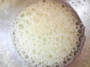 蛋白放入一个无油无水的容器中打发，加入几滴柠檬汁，蛋白用糖分三次加入，第一次～打至鱼眼泡时加入