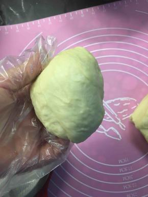 发酵至两倍大后，分成75至80克小面团，边忘下翻拽边收紧成小圆团