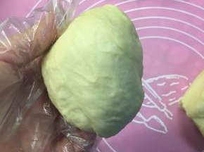 发酵至两倍大后，分成75至80克小面团，边忘下翻拽边收紧成小圆团