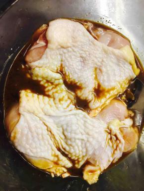 炸鸡部分用量中除鸡蛋和粉类外～放入一个容器中搅拌均匀，放入鸡腿腌制一个小时，取出加入鸡蛋面粉和玉米淀粉，装入一个保鲜袋中晃动几下，面粉粘均匀了，入油锅炸熟，小火炸