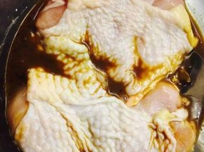 炸鸡部分用量中除鸡蛋和粉类外～放入一个容器中搅拌均匀，放入鸡腿腌制一个小时，取出加入鸡蛋面粉和玉米淀粉，装入一个保鲜袋中晃动几下，面粉粘均匀了，入油锅炸熟，小火炸