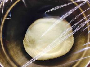 表面覆盖保鲜膜进行基础发酵