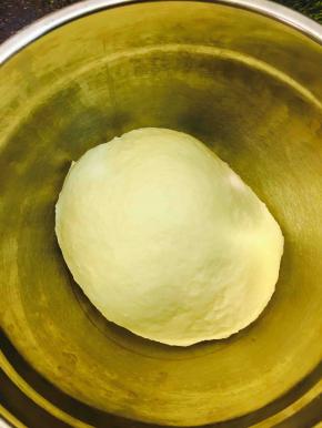 将除黄油外所有材料揉成团，加入黄油揉至出膜