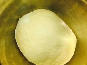 将除黄油外所有材料揉成团，加入黄油揉至出膜