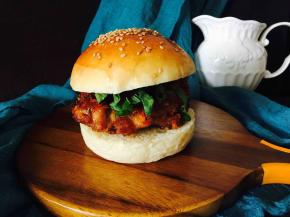 鸡腿炸好～汉堡胚中间切开，放入你喜欢的蔬菜，挤点酱汁，完成～