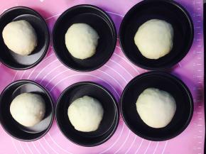 放入汉堡模具中，二次发酵，发酵至两倍大后，表面刷蛋液，撒芝麻，烤箱180，烤制18至20分钟，出炉冷却