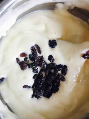 加入事先泡好的葡萄干，简单搅拌