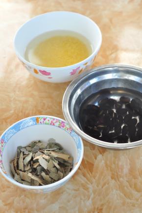 准备好所用食材，全部洗净，荷叶撕成小块。