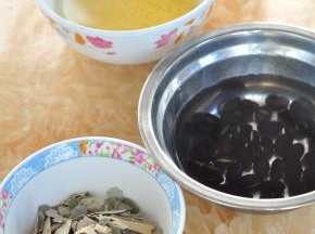 准备好所用食材，全部洗净，荷叶撕成小块。