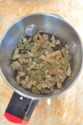 将三种食材一起放入料理杯中，加入1200亳升水。