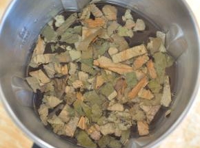 将三种食材一起放入料理杯中，加入1200亳升水。