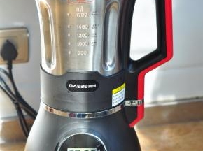 将料理杯安装到机器上，启动五谷豆浆程序。