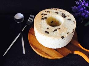 葡萄干也可以在将面糊倒入模具时撒入，根据个人喜好了