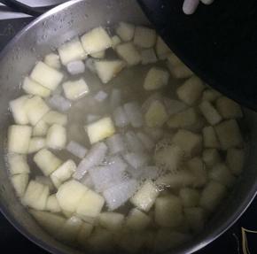 烧一锅清水，水开下水果。加盖子焖煮15-20分钟左右