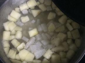 烧一锅清水，水开下水果。加盖子焖煮15-20分钟左右
