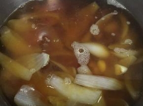然后加入适量清水烧开，加入火锅底料