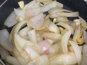 洋葱切片，下锅翻炒出香味