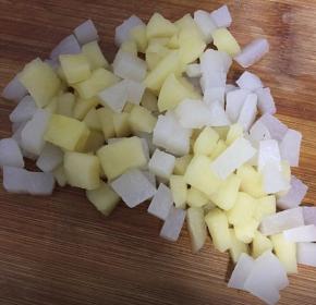 单独煮水果的话，水果块大小不限定。如果是和糯米圆子同煮，建议水果块头再切小一些，如图