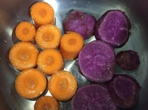 火腿切厚片，胡萝卜、紫薯、土豆洗净切厚片