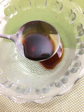 调料汁：碗中放入四勺生抽