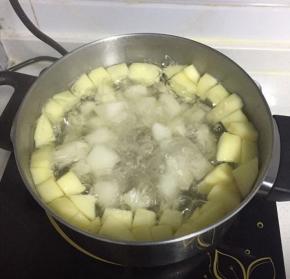 待水果煮熟，开盖，加入冰糖