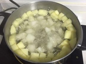 待水果煮熟，开盖，加入冰糖