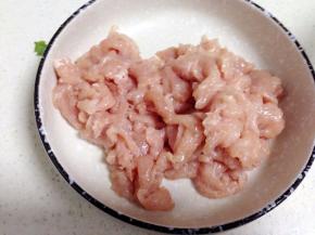 里脊肉洗净切成薄片