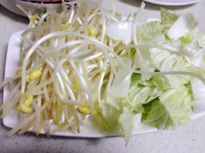 黄豆芽洗净去根部~白菜切小段~