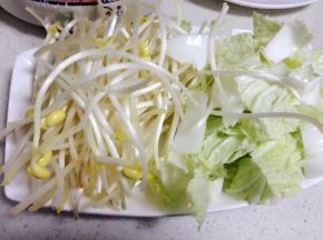 黄豆芽洗净去根部~白菜切小段~