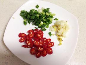 把葱、蒜、红辣椒切好备用