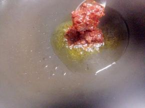 锅里倒入适量的油~加入2勺豆瓣酱翻炒