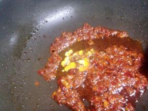 炒出红油后加入姜片与干辣椒