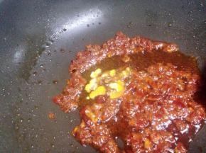 炒出红油后加入姜片与干辣椒