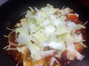 把清洗好的黄豆芽与白菜一同加入锅里煮