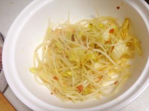 煮沸后把煮熟的豆芽、白菜盛出装碗