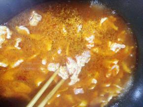 等水再次烧沸，加入腌制好的肉片烫熟