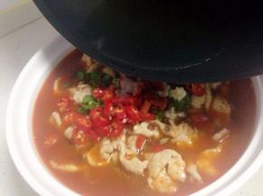 另起锅倒入少许食用油烧热至稍有冒烟儿趁热将油浇在上面即可