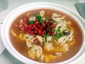 然后把花椒、葱花、红辣椒、蒜末一同倒在上面