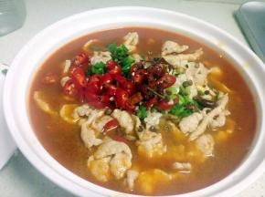 然后把花椒、葱花、红辣椒、蒜末一同倒在上面