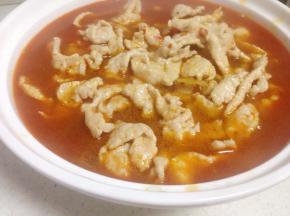 把肉片汤水一同倒进碗里豆芽碗里~