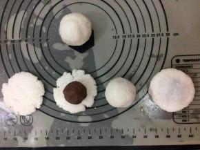 将豆沙馅包在里面