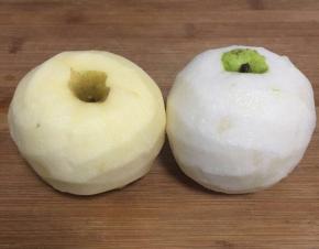 苹果和梨子洗净去皮