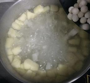 煮至冰糖融化，加入适量糯米圆子。小圆子漂浮至表面即可关火