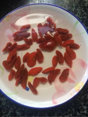 枸杞洗净浸泡