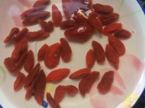 枸杞洗净浸泡