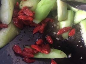加入枸杞翻炒