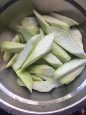 丝瓜去皮滚刀切块