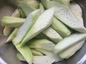 丝瓜去皮滚刀切块