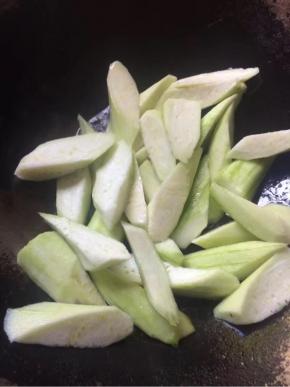 锅中热油倒入丝瓜